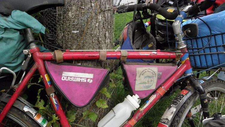 Vollgepackt, als k&ouml;nne man gleich losfahren, die Weltreiser&auml;der aus den 1990er Jahren Foto: Barbara Enders