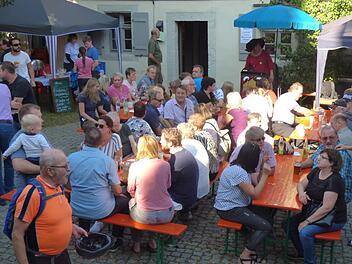 Die Bierzeltgarnituren im Museumshof waren am  Sonntagnachmittag voll besetzt.  Foto: Thomas Weichert