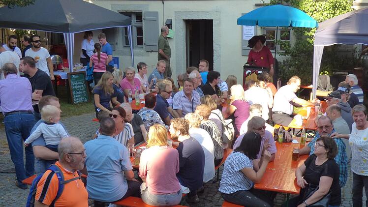 Die Bierzeltgarnituren im Museumshof waren am  Sonntagnachmittag voll besetzt.  Foto: Thomas Weichert