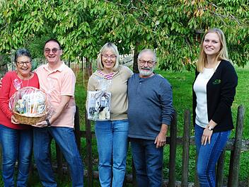 Bereits zum 20. Mal sind Andreas und Christina Schaefer aus Bottrop (2. und 3. von links) bei Christel (links) und Walter Hergenröder (2. von rechts) als Feriengäste. Längst sind sie freundschaftlich verbunden. Zum Gratulieren kam Elena Kerber (rechts) vom Haus der Schwarzen Berge. Foto: Evelyn Schneider