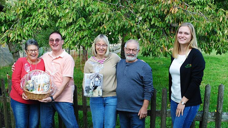 Bereits zum 20. Mal sind Andreas und Christina Schaefer aus Bottrop (2. und 3. von links) bei Christel (links) und Walter Hergenröder (2. von rechts) als Feriengäste. Längst sind sie freundschaftlich verbunden. Zum Gratulieren kam Elena Kerber (rechts) vom Haus der Schwarzen Berge. Foto: Evelyn Schneider