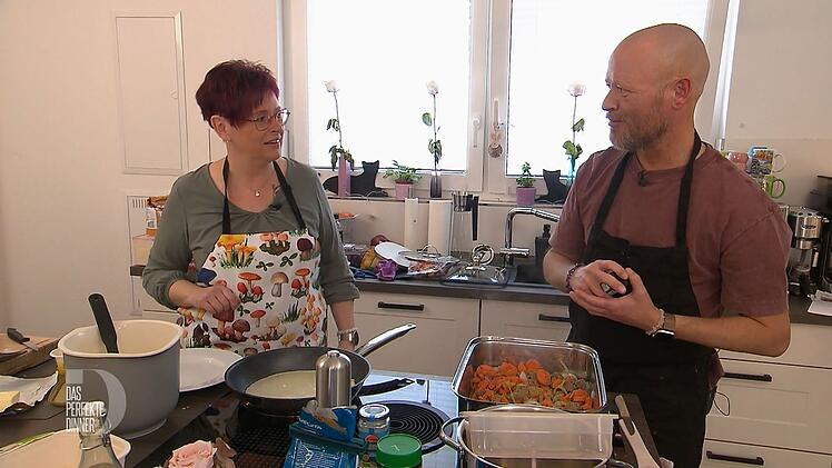 Als Schnippelhilfe engagiert Marc (40) seine Schwester Monika (53).