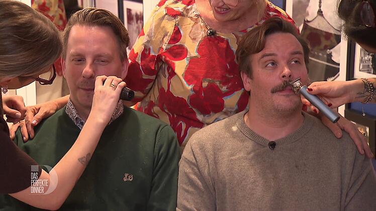 "Das perfekte Dinner" vorbei, B&auml;rte ab: Ben (l.) und Johannes l&ouml;sen ihr Versprechen ein