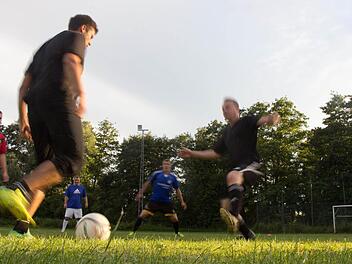 Die Mannschaft beim Training. Am Sonntag, im   ersten Spiel gegen den ATSV Forchheim II holte    das Germania-Team gleich drei Punkte. Fotos: Michael Gründel