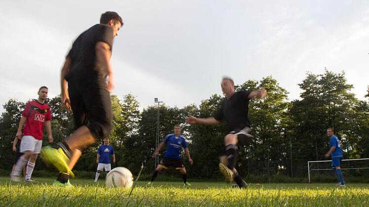 Die Mannschaft beim Training. Am Sonntag, im   ersten Spiel gegen den ATSV Forchheim II holte    das Germania-Team gleich drei Punkte. Fotos: Michael Gründel