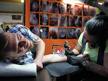 Bei der ersten Tattoo Convention in der Lichtenfelser Stadthalle hatten die Tätowierer viel zu tun.  Fotos: Gerda Völk