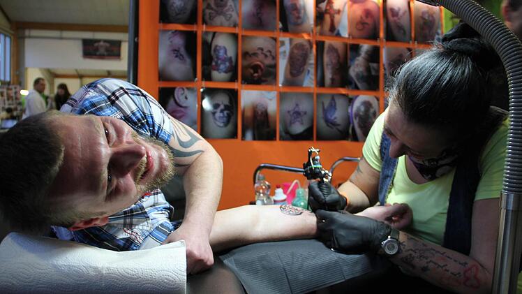 Bei der ersten Tattoo Convention in der Lichtenfelser Stadthalle hatten die Tätowierer viel zu tun.  Fotos: Gerda Völk