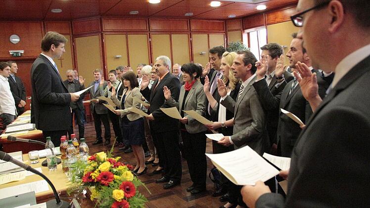 Landrat Hermann Ulm (links) nimmt den 21 neuen Mitgliedern des Kreistages Forchheim den Amtseid ab.