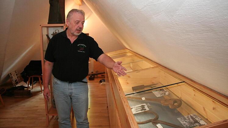 Der Vorsitzende des Kellerbergvereins, Karsten Wiese, vor der ersten Vitrine des Museums mit dem Werkzeug fürs Eisschlagen