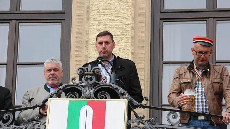 Sprecher Andreas Grosch von der Munichia zu Bayreuth eröffnet das Marktfest.