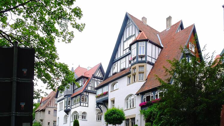 In ihrem oberen Teil hat die Alexandrinenstraße mit ihren imposanten denkmalgeschützten Häusern weitgehend ihren Charakter bis heute bewahrt.Foto: Jochen Berger