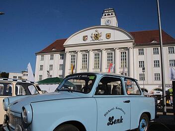 Trabiausstellung vorm Rathaus. Fotos: Simone Bastian