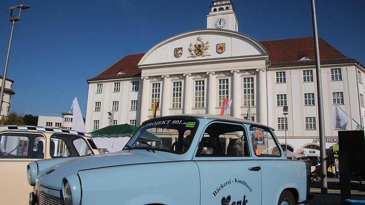 Trabiausstellung vorm Rathaus. Fotos: Simone Bastian