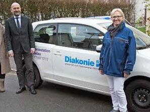 Über die Neuanschaffung freuten sich (von links): Monika Schilkowsky und Nadja Herrmann (beide Diakoniestation), Dekan Johannes Grünwald und Schwester Petra Faber. Foto: Klaus Gagel