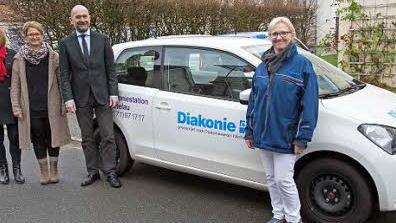 Über die Neuanschaffung freuten sich (von links): Monika Schilkowsky und Nadja Herrmann (beide Diakoniestation), Dekan Johannes Grünwald und Schwester Petra Faber. Foto: Klaus Gagel