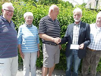 Die Spendenübergabe (von links): Klaus-Günther Becker, Ursula Jordan, der Demo-Initiator Norbert Sauer, Uwe Rendigs von der Stiftung und Herbert Müller Foto: Lothar Weidner