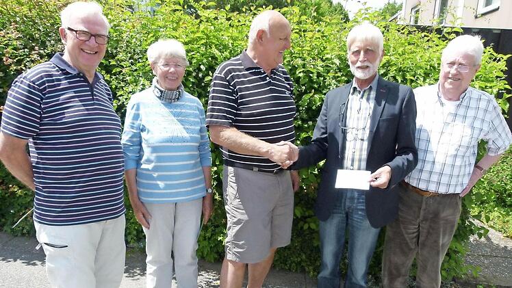 Die Spendenübergabe (von links): Klaus-Günther Becker, Ursula Jordan, der Demo-Initiator Norbert Sauer, Uwe Rendigs von der Stiftung und Herbert Müller Foto: Lothar Weidner