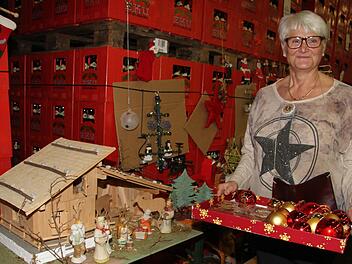 Der Sternenpullover von Marion Brendel war Programm: Sie suchte in der Weihnachtsecke nach schöner Dekoration fürs Fest.  Foto: Sonny Adam