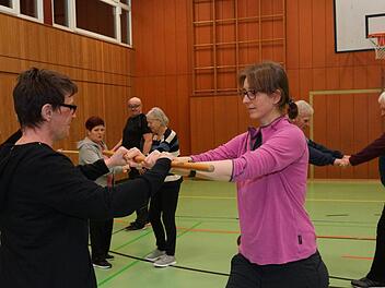 Caroline Laux (rechts) macht den Teilnehmern die Übungen vor.Foto: Arkadius Guzy