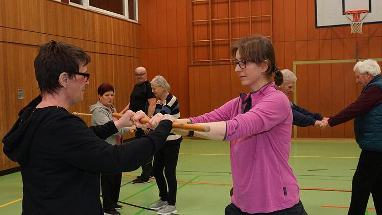 Caroline Laux (rechts) macht den Teilnehmern die Übungen vor.Foto: Arkadius Guzy