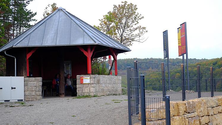 Ein besonderes Merkmal für den Weinort Ramsthal ist "Terroir f", eine Aussichtsplattform mit den charakteristischen roten Stelen, die hoch oben auf dem Weinberg thront und Ramsthal als magischen Ort des Fränkischen Weines kennzeichnet. Foto: Gerd Schaar