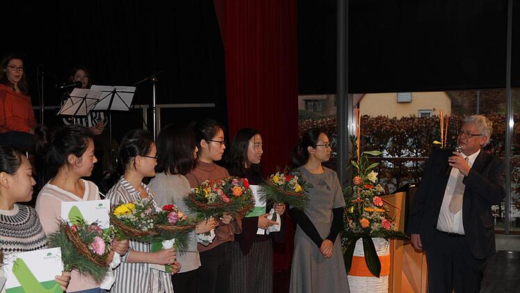 Schulleiter Bernhard Haberl gratuliert den Chinesinnen zu ihrem deutschen Abschluss als Gesundheits- und Krankenpflegerinnen. Foto: Mathias Erlwein