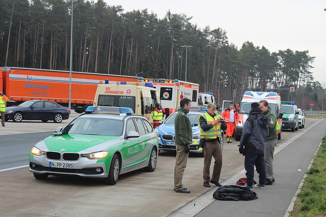 Auf der A6 im Kreis Ansbach sind sechs Flüchtlinge in einem Lkw entdeckt worden. Die Männer hatten möglicherweise mehrere Tage kein Essen oder Trinken.