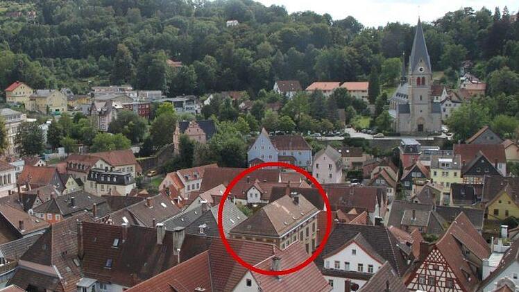 So sieht die Dachlandschaft der Kulmbacher Altstadt  bisher aus; im Kreis: Obere Stadt 18, wo nach der Entscheidung des Stadtrats ein Kubusdach gebaut werden darf. Foto: Stephan Tiroch