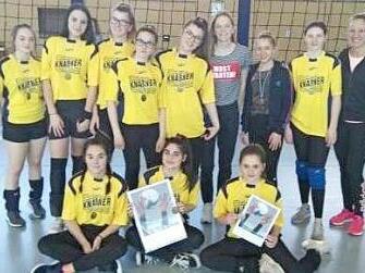 Die erfolgreichen Volleyballerinnen der Mittelschule Pressig. Hinten von links Lea Schuberth (9bG), Marie Baumann (9cMG), Nataly Baier (9c MG), Jasmin Langer (9cMG), Defrina Gaxha (9cMG), Ella Schanding (9cMG), Laura Steiner (9cMG), Emilia Krenzer (9cMG), Sportlehrerin Carolin Ziegler, vorne von links Laura Beez (9bG), Maria Koukaki (9a), Selina Koch (9cMG)  Foto: K.-H. Hofmann