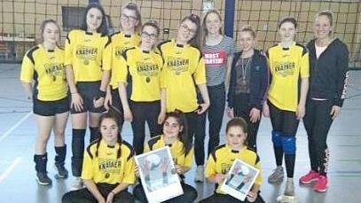 Die erfolgreichen Volleyballerinnen der Mittelschule Pressig. Hinten von links Lea Schuberth (9bG), Marie Baumann (9cMG), Nataly Baier (9c MG), Jasmin Langer (9cMG), Defrina Gaxha (9cMG), Ella Schanding (9cMG), Laura Steiner (9cMG), Emilia Krenzer (9cMG), Sportlehrerin Carolin Ziegler, vorne von links Laura Beez (9bG), Maria Koukaki (9a), Selina Koch (9cMG)  Foto: K.-H. Hofmann