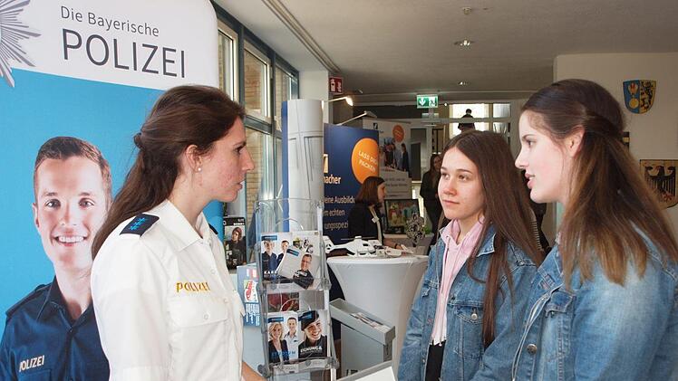 Am Stand der Polizei gab Polizeiobermeisterin Svenja Lerf aus Bad Staffelstein zusammen mit ihren beiden Kollegen den vielen Interessenten Auskunft über die beruflichen Perspektiven bei der Polizei.