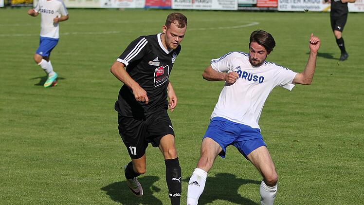 Florian Schubert vom TSV Meeder (schwarzes Trikot) und Dominick Heghedus eifern um den Ball.Lisa H&uuml;mmer