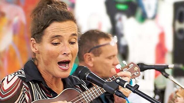 Edda Ru&szlig; spielt gleich in zwei Bands mit, unter anderem mit ihrer Ukulele. Fotos: MIH
