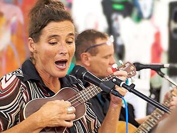 Edda Ruß spielt gleich in zwei Bands mit, unter anderem mit ihrer Ukulele. Fotos: MIH