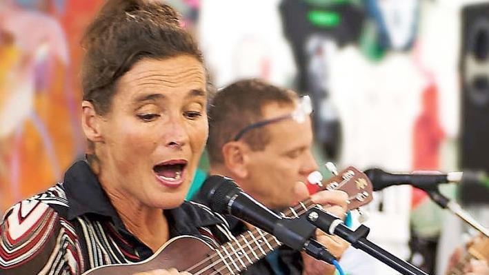 Edda Ruß spielt gleich in zwei Bands mit, unter anderem mit ihrer Ukulele. Fotos: MIH