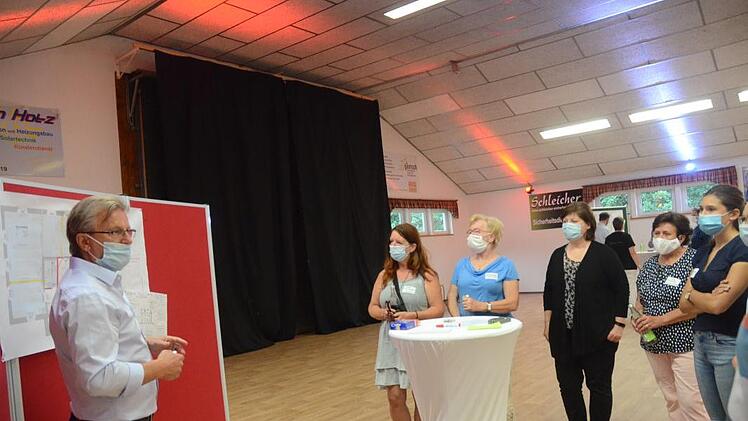 In Arbeitsgruppen wurde an vier Schautafeln rege das Nutzungskonzept diskutiert.  Foto: K.- H. Hofmann