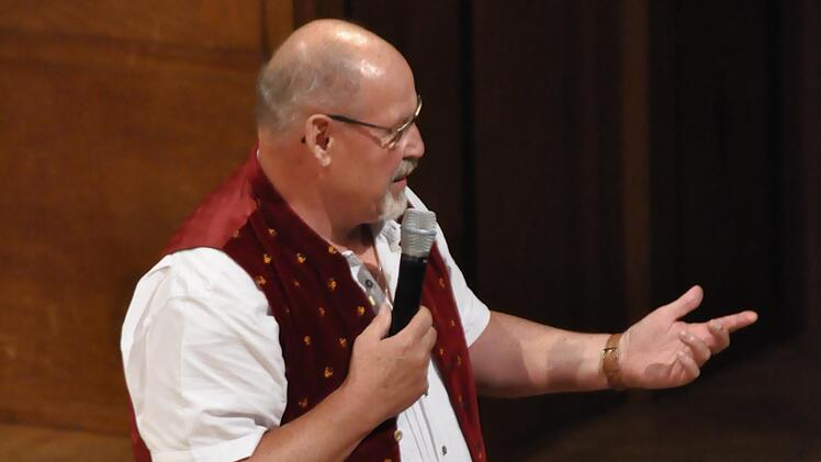 Heribert Voll reizte mit Rhöner Mundart die Lachmuskeln der Zuhörer. Foto: Peter Klopf