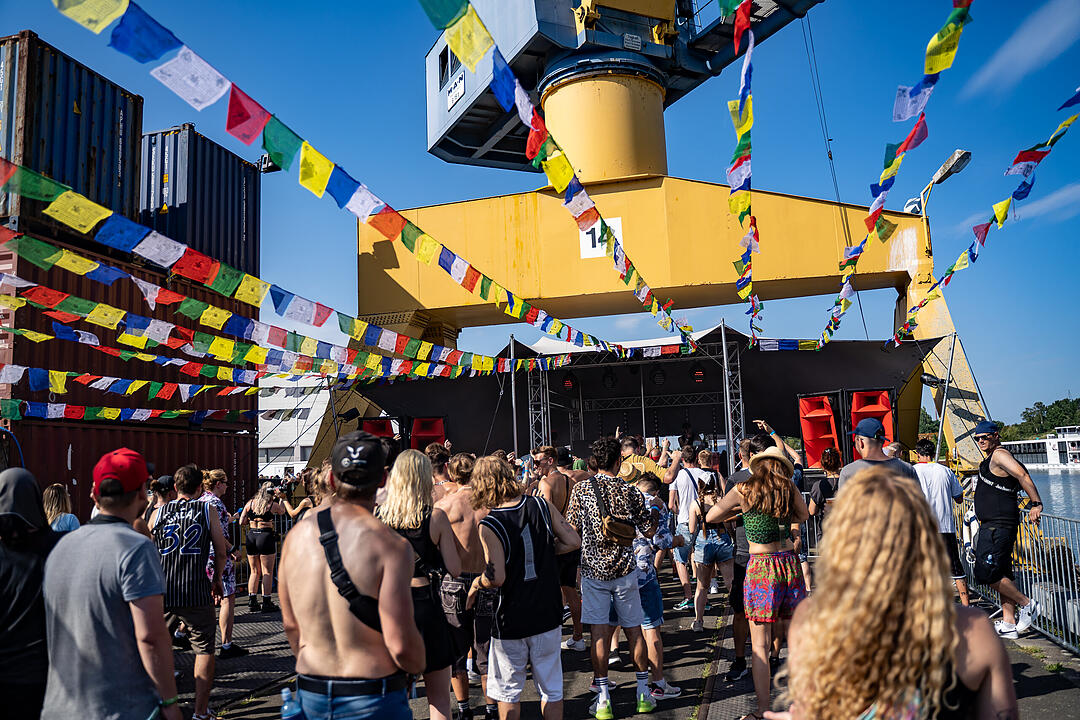 Techno-Musik direkt am Hafenbecken zwischen Kränen und Containern!