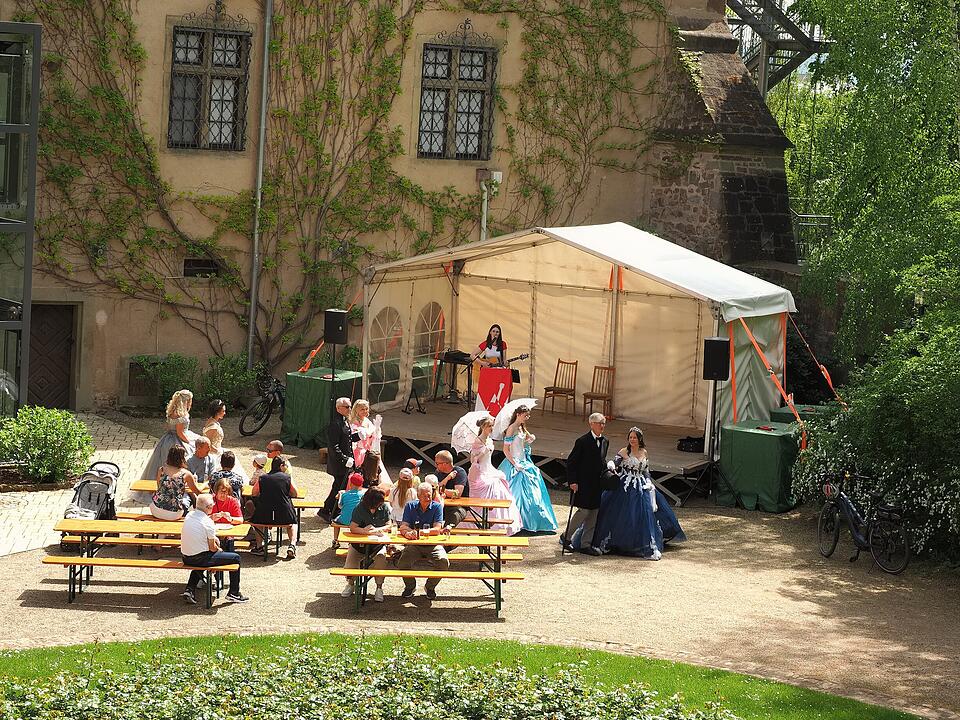 Themenf&uuml;hrungen, Kreativangebote und Live-Musik