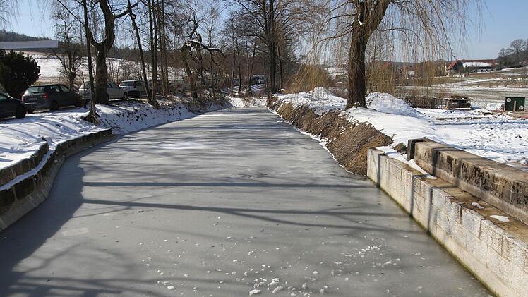 Viel Natur, wie hier der alte Mühlbach, prägt die Einrichtung.