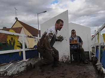 So wie es die Ortsburschen darstellten, wartete auf den verdreckten Angler zuhause schon die Mutter. Fotos: Roland Meister
