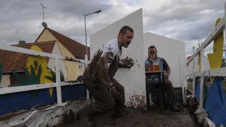 So wie es die Ortsburschen darstellten, wartete auf den verdreckten Angler zuhause schon die Mutter. Fotos: Roland Meister