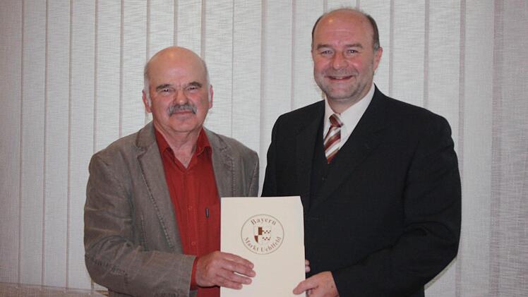 Erwin Kreiner (l.) wurde von Bürgermeister Werner Stöcker in den Ruhestand verabschiedet.