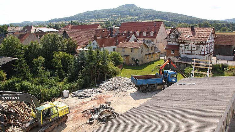 Aus dem zweiten Stock der Pinselfabrik hat man einen schönen Blick auf den Staffelberg - in den künftigen Wohnungen wird das ähnlich sein.