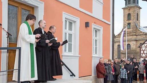 Während die Kirchengemeinde seitlich vor dem kalten Wind Schutz suchte, zelebrierten Diakon Schindler, Dekan Grünwald und Pfarrer Hain die Einweihungsfeierlichkeiten.
