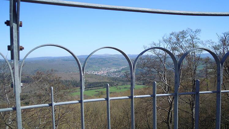 Endlich wieder zugänglich: der denkmalgeschützte Dreistelzturm mit dem Blick auf Bad Brückenau. Foto: Raab