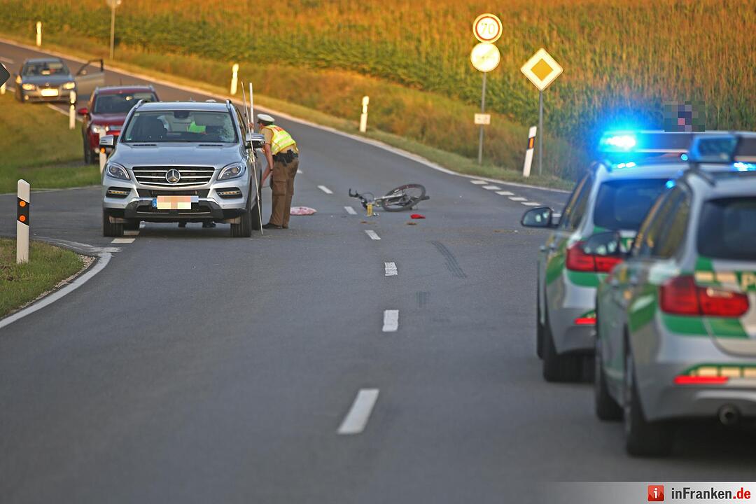 Radfahrer von SUV erfasst und lebensgefaehrlich verletzt