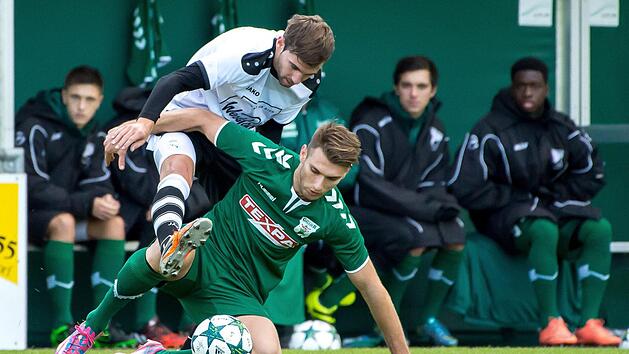 Unser Bild vom 3:0-Hinspiel-Sieg der Gro&szlig;bardorfer zeigt Shaban Rugovaj (vorne) gegen Eichst&auml;tts Marco Witasek.  Foto: Anand Anders