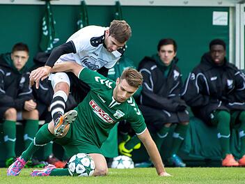 Unser Bild vom 3:0-Hinspiel-Sieg der Gro&szlig;bardorfer zeigt Shaban Rugovaj (vorne) gegen Eichst&auml;tts Marco Witasek.  Foto: Anand Anders