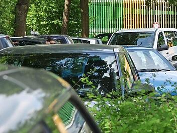 Viel Blech auf engstem Raum: Am Donnerstagvormittag herrschte auf dem Gro&szlig;parkplatz reger Parkplatzsuchverkehr.  Fotos: Bernhard Panzer